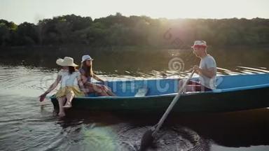 一家人坐着木船航行